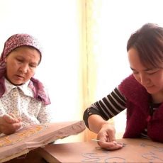 Валенки из тутовника делают в южноказахстанском поселке Шаян
