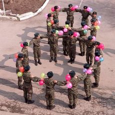 Военнослужашие шымкентской части собрали «живую восьмерку» Живую восьмерку собрали солдаты для женщин из части