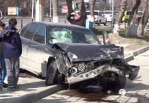 В Шымкенте водитель разбил пять автомобилей и снес ограждения «правого съезда» Автомобиль снес заграждение правого съезда