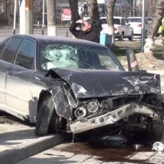 В Шымкенте водитель разбил пять автомобилей и снес ограждения «правого съезда» Автомобиль снес заграждение правого съезда