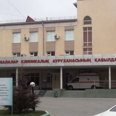 В Шымкенте малыш выпал из окна четвертого этажа и не получил никаких повреждений Областная детская больница в Шымкенте