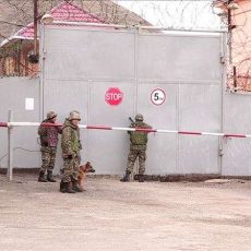 «Встречу у ворот» организовали бывшим заключенным колонии строгого режима в ЮКО Зона строгого режима в ЮКО