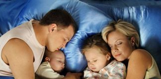 Главное, не переспать! Мужчина, женщина и дети спят