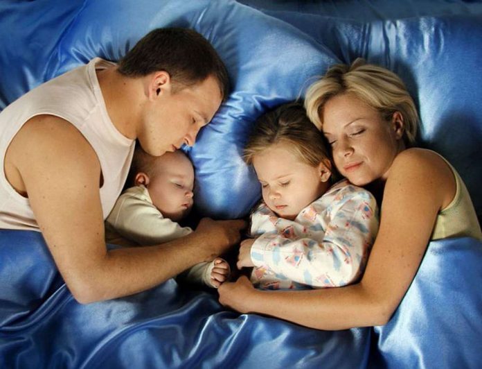 Мужчина, женщина и дети спят