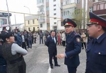 Уровень взаимодействия жителей микрорайонов и участковых инспекторов выяснял шеф МПС Шымкента Данияр Мейрхан на объезде