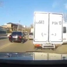 В Шымкенте патруль не отреагировал на нарушение водителем ПДД Водитель нарушил ПДД