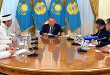 Назарбаев предложил законодательно запретить бороды и короткие штаны Назарбаев встретился с представителями ДУМК