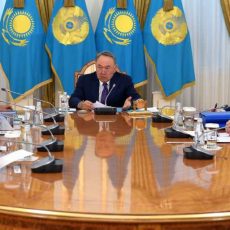 Назарбаев предложил законодательно запретить бороды и короткие штаны Назарбаев встретился с представителями ДУМК