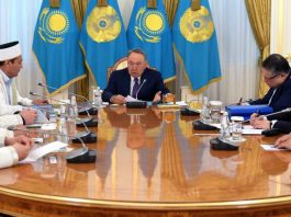 Назарбаев встретился с представителями ДУМК