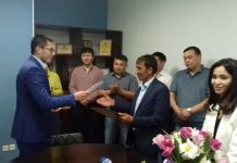 Мужчине, нашедшему борсетку с 2 000 000 тенге, выдали премию за честность