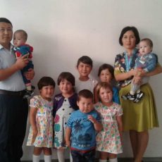 Многодетным матерям повысили социальные пособия Многодетная семья из Тюльбасского района