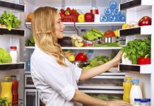 Как дольше сохранить продукты свежими Девушка у открытого холодильника