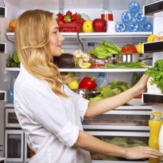 Как дольше сохранить продукты свежими Девушка у открытого холодильника