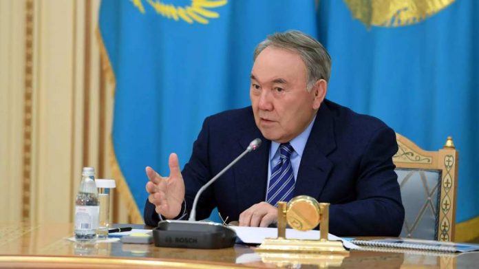 Нурсултан Назарбаев на сессии АНК