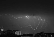 От удара молнии перегорела техника у жителей Шымкента Молния в городе