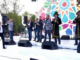 "Хор Турецкого" спел в Шымкенте на казахском языке вместе с народом