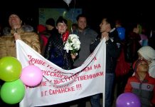 В аэропорту Шымкента артисты и поклонники встретили коллектив русского театра ЮКО Артисты и поклонники встречали театр