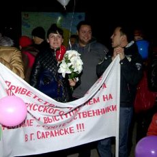 В аэропорту Шымкента артисты и поклонники встретили коллектив русского театра ЮКО Артисты и поклонники встречали театр