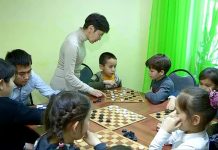 Дворовые клубы Шымкента Дети играют в шахматы