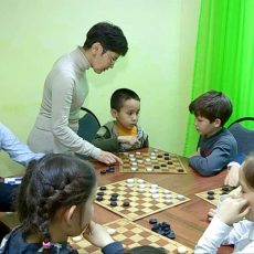 В Шымкенте откроется спартакиада SportFEST Kazakhstan среди школьников Дети играют в шахматы