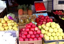 В Шымкенте базар по улице Дулати пока не переедет на новое место Фрукты на базаре