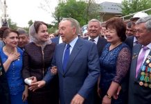 Президент в Шымкенте поднял вопросы латиницы, трехъязычия и пошутил о советском лозунге Назарбаев в Шымкенте