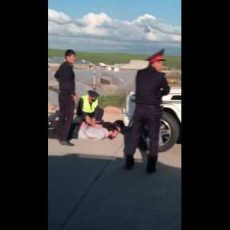 Захват водителя и пассажира на трассе Сарыагаш-Шымкент снял очевидец (видео)