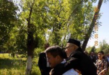 Житель Кентау на руках отнес деда праздновать День Победы Внук несет деда на руках