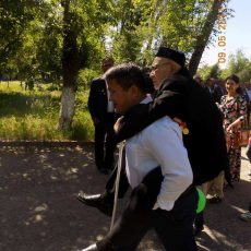 Житель Кентау на руках отнес деда праздновать День Победы Внук несет деда на руках