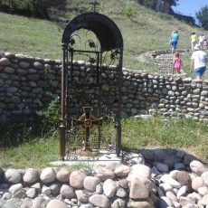 На святом источнике села Коксаек в ЮКО восстановлен украденный крест Крест на роднике в Георгиевке
