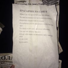 В Шымкенте девушка влюбилась в парня и ждет его теперь на остановке Признание в любви на остановке