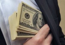 Доллар дешевеет, а цены растут. Эксперт о причинах Доллары