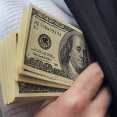 Доллар дешевеет, а цены растут. Эксперт о причинах Доллары