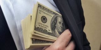 За взятки задержан замглавы департамента госдоходов по ЮКО Доллары