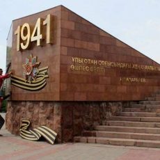 В Шымкенте с Обелиска Славы снимают гвардейские ленты С мемориала славы снимают гвардейские ленты
