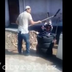 В Шымкенте нашли отца, избивавшего сына лопатой В Шымкенте найден герой ролика с избиением ребенка лопатой