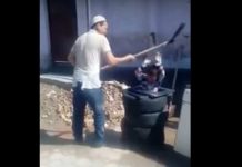 В Шымкенте отец бил сына лопатой, чтобы мальчик не досаждал хозяевам Мужик бьет ребенка лопатой