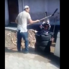 В Шымкенте отец бил сына лопатой, чтобы мальчик не досаждал хозяевам Мужик бьет ребенка лопатой