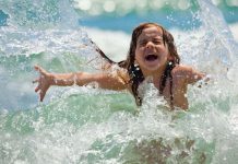 Вода и жара снова собирают свои жертвы Девочка купается