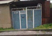 В Шымкенте частные дома построили прямо на железнодорожных путях В Шымкенте частные дома построили прямо на железнодорожных путях