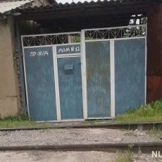 В Шымкенте частные дома построили прямо на железнодорожных путях В Шымкенте частные дома построили прямо на железнодорожных путях