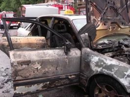 Пожарные с трудом потушили горящий в центре Шымкента автомобиль