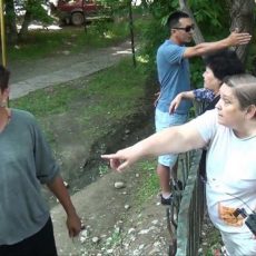 В конфликт между жильцами соседних многоэтажек вмешались власти Шымкента В конфликт между жильцами соседних многоэтажек вмешались власти Шымкента