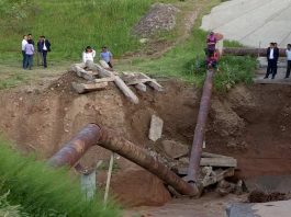 Воды Сайрам-Су разрушили бетонные конструкции берегов и моста в Шымкенте