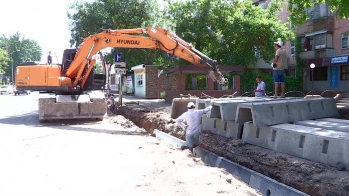 В Шымкенте на 10 центральных улицах начались работы по замене ирригационной системы