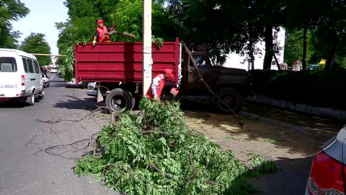 В Шымкенте начались работы по уборке дворов