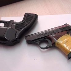 В Шымкенте парень с двумя травматами в сумке курил в неположенном месте Травматические пистолеты