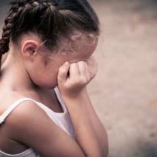 Следственный суд Шымкента отказал в аресте мужчины, пристававшего к девочке Ребенок плачет