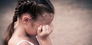 В Шымкенте арестовали педофилов, которые надругались над двумя девочками Ребенок плачет