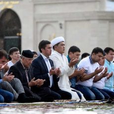Аким Шымкента поздравил с праздником Ораза айт Габидулла Абдрахимов на намазе по поводу Ораза айт